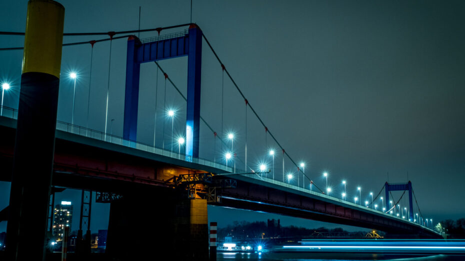 Homberger Brücke über den Rhein