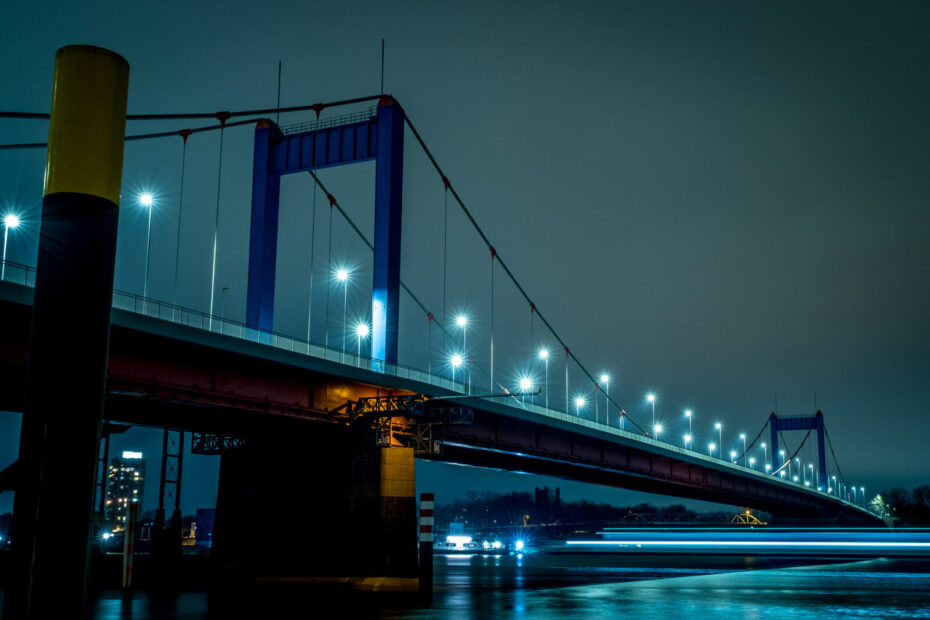 Homberger Brücke über den Rhein