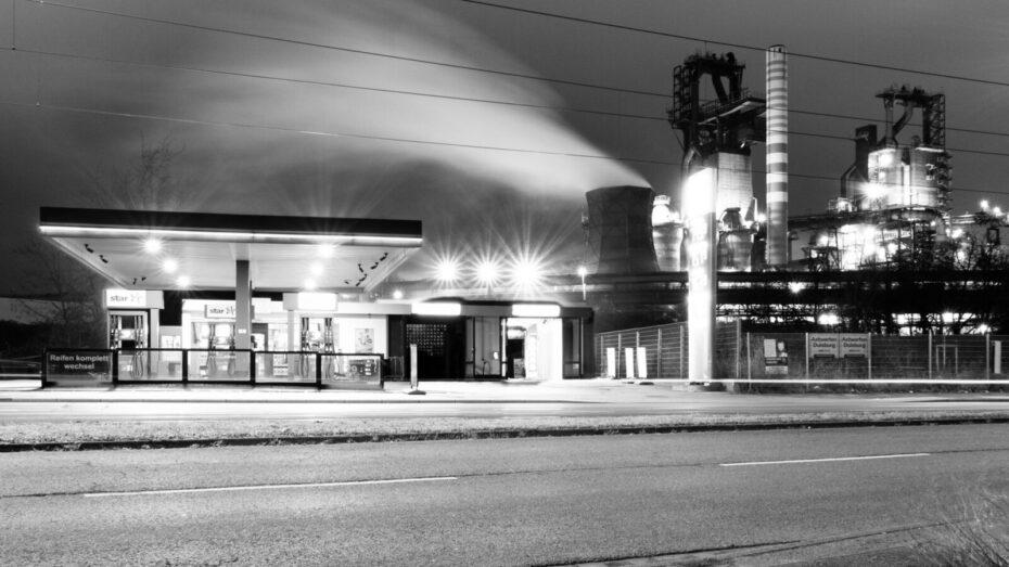 Hochofenwerk Hamborn hinter eine Tankstelle