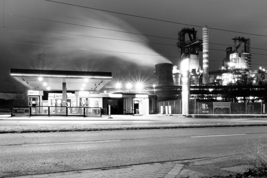 Hochofenwerk Hamborn hinter eine Tankstelle