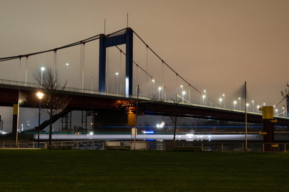 Lichtspuren eines Binnenschiffs vor der Homberger Brücke