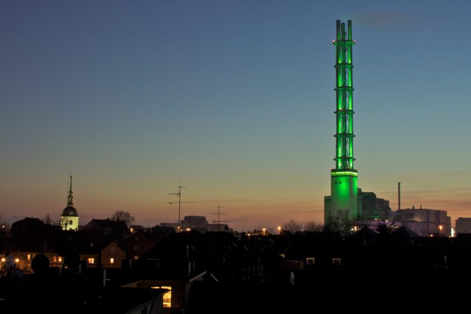 Stadtwerketurm Duisburg, noch mit vollständigen Röhren