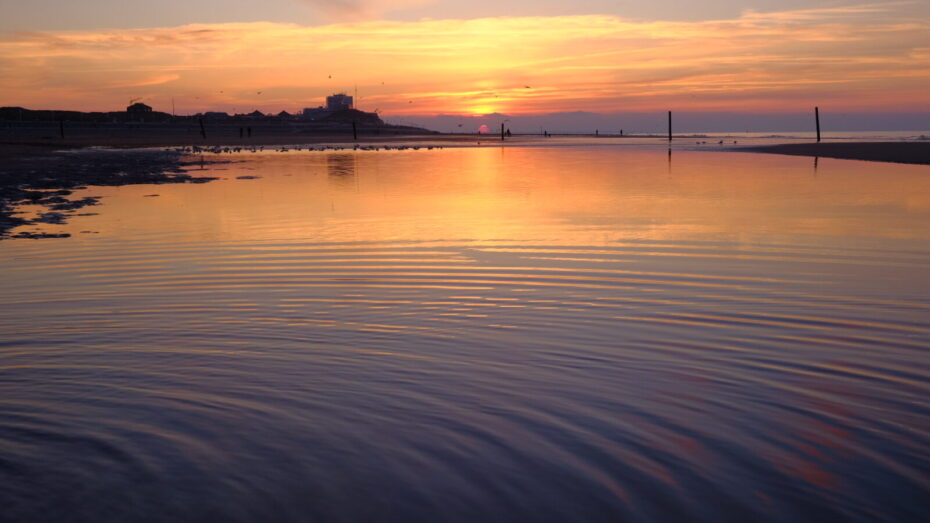 Sonnenuntergang mit Spiegelung im Wasser