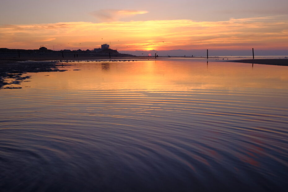 Sonnenuntergang mit Spiegelung im Wasser