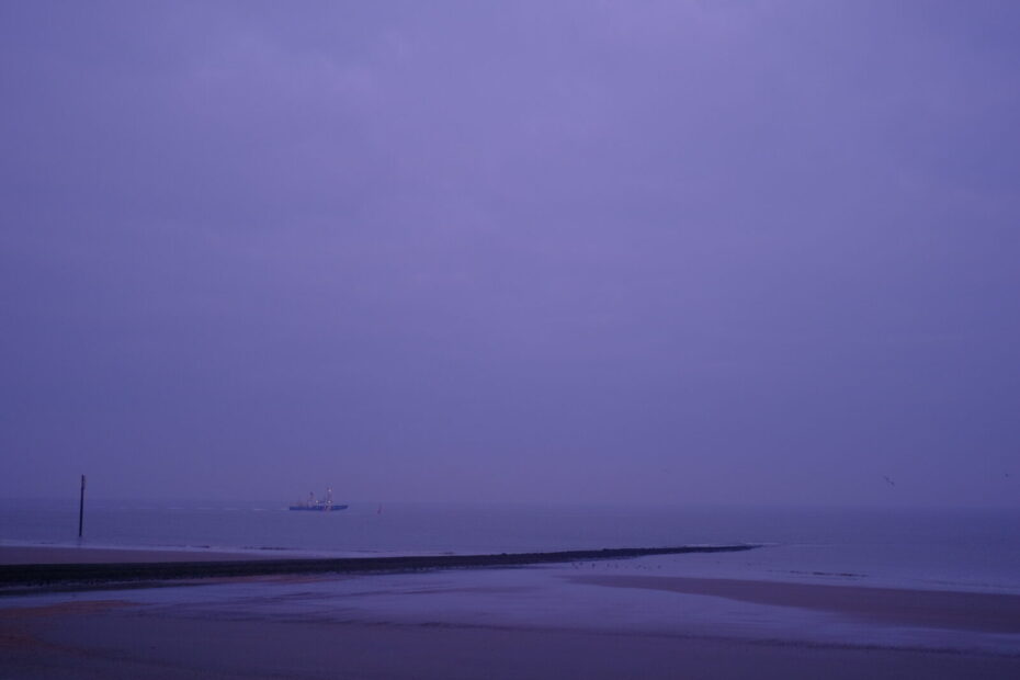 Der Tonnenleger "Norden" auf dem Weg in Richtung Nordsee im dunklen Morgengrauen