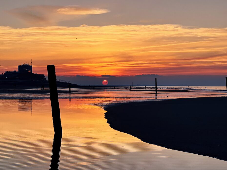 Sonnenuntergang mit Spiegelung im Wasser