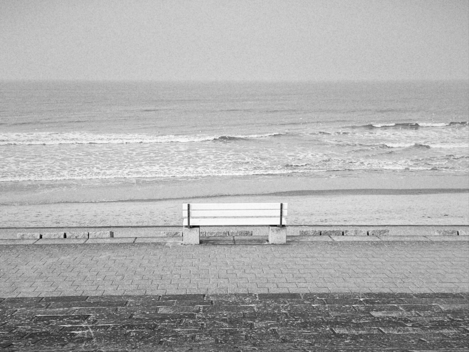 Bank an der Promenade des Nordstrands auf Norderney mit freier Sicht auf die ruhige Nordsee