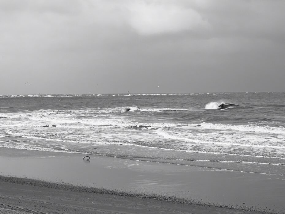 Nordseewellen die auf den Strand zulaufen