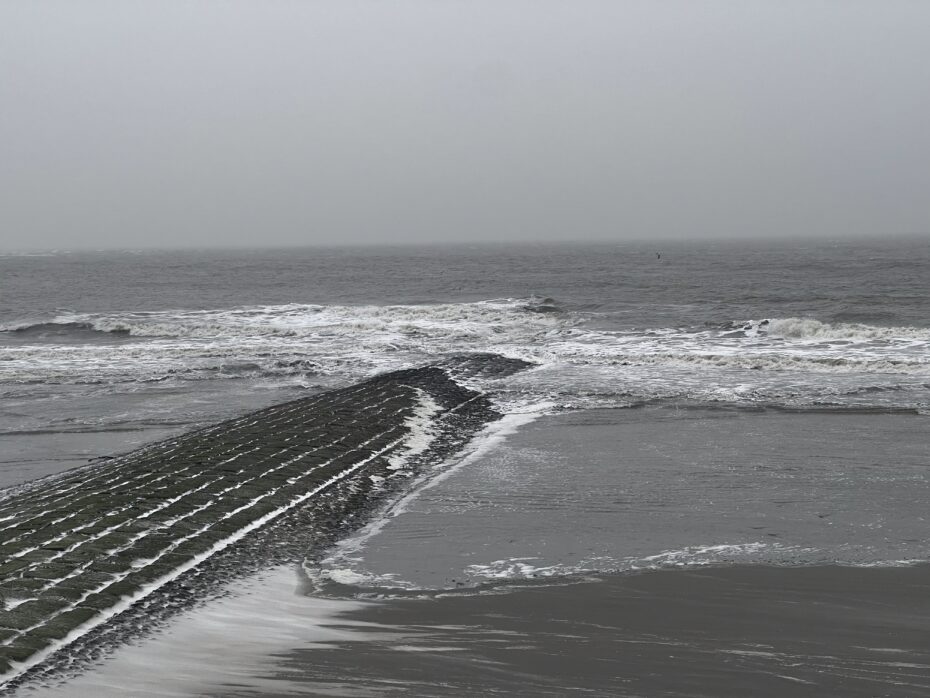 Eine Buhne, die in die Nordsee reinragt