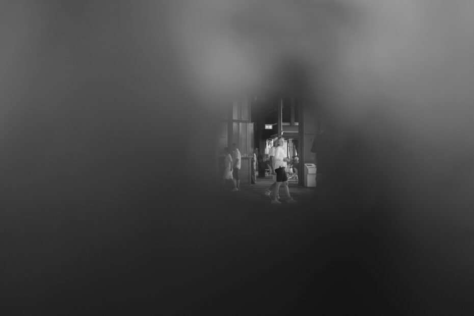 Schwarz-Weiß Bild, das durch ein Loch in einem Träger aufgenommen wurde