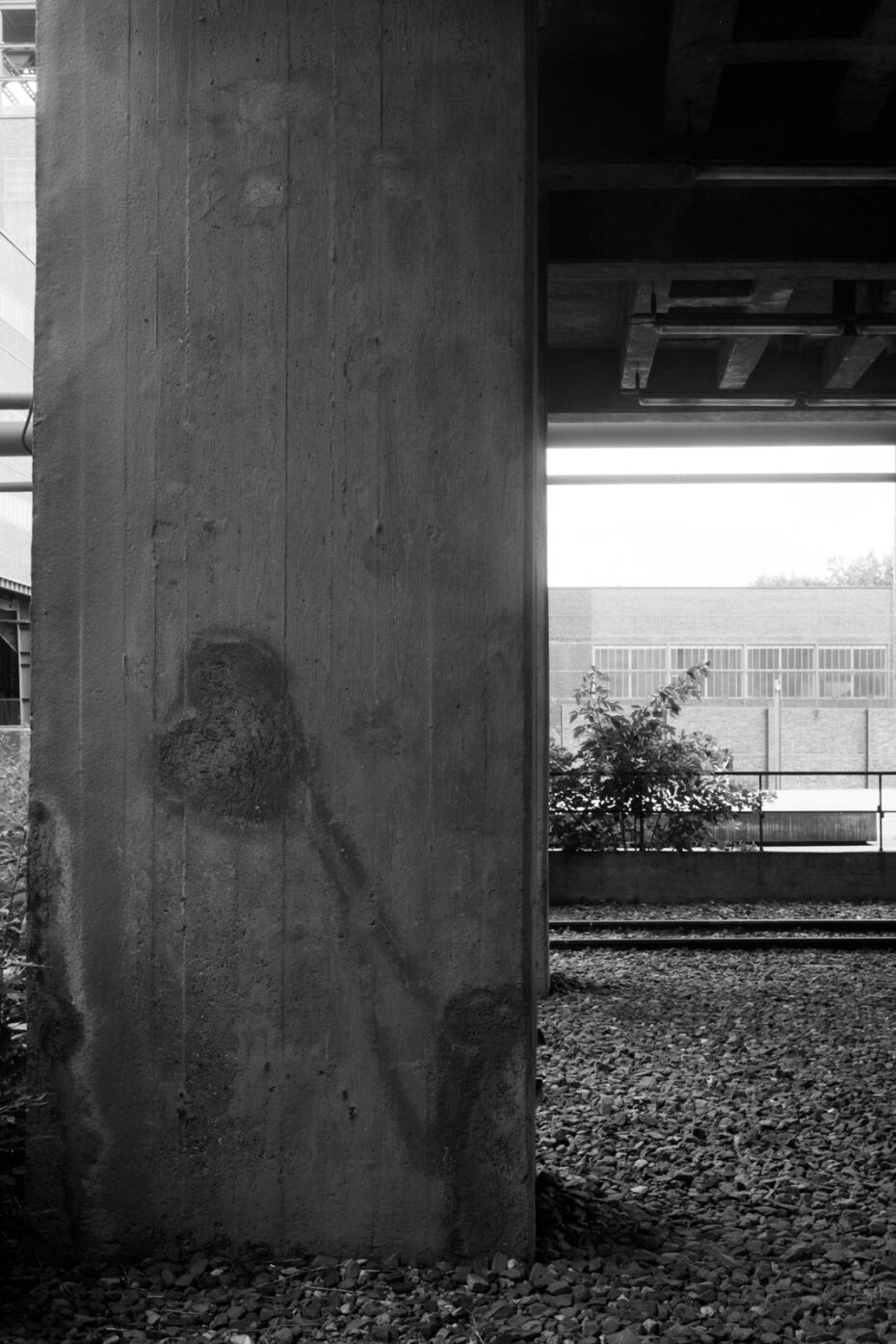 Betonflecken auf einem Pfeiler, die an das Banksy Bild Girl with Balloon erinnern