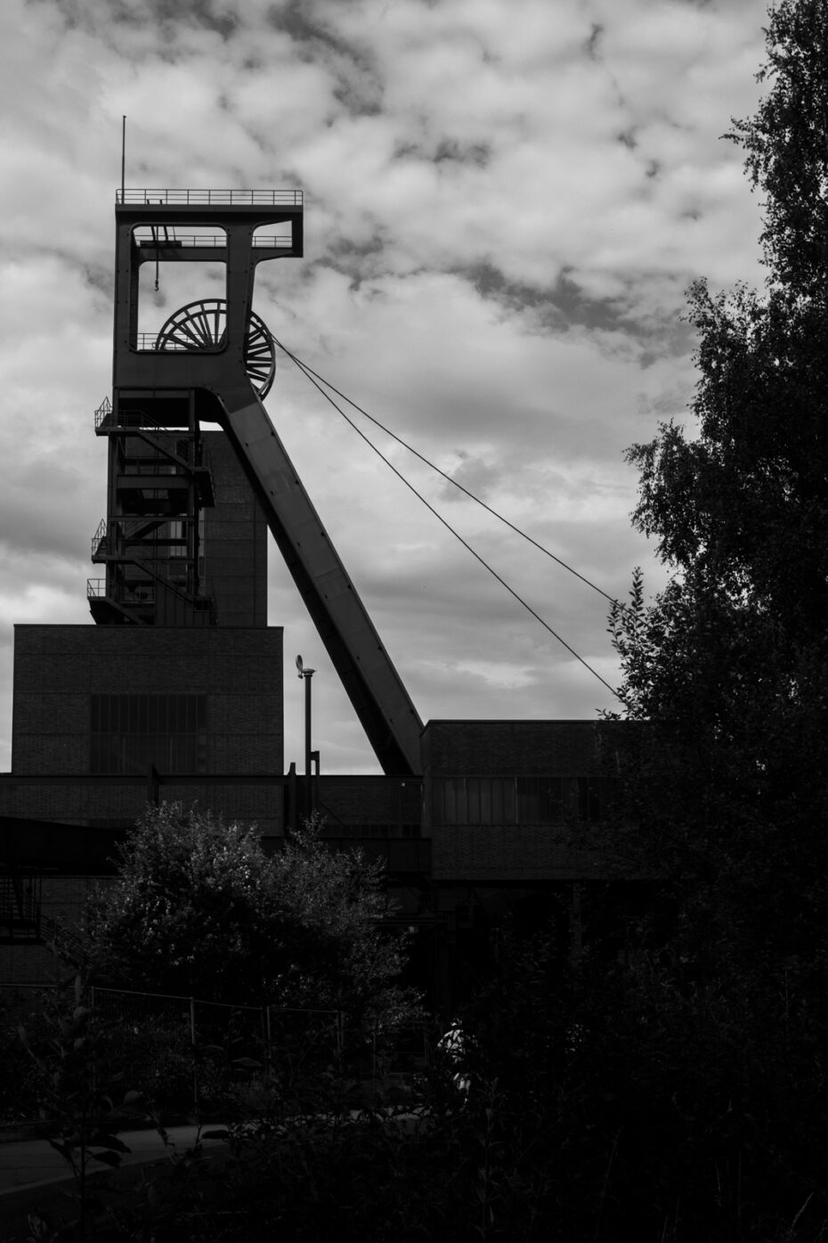 Schwarz-Weiß Darstellung des Förderturms von Schacht 1/2/8 auf Zeche Zollverein